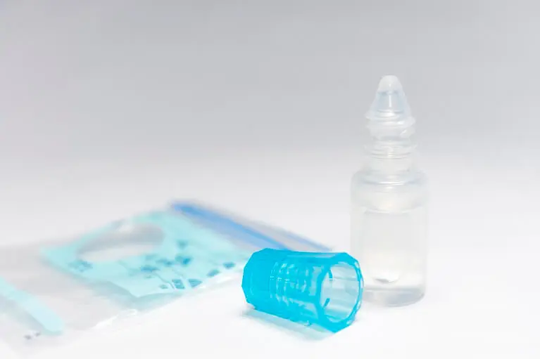 眼球が痛むときのケア・対処法、目薬をさす・まばたきをする