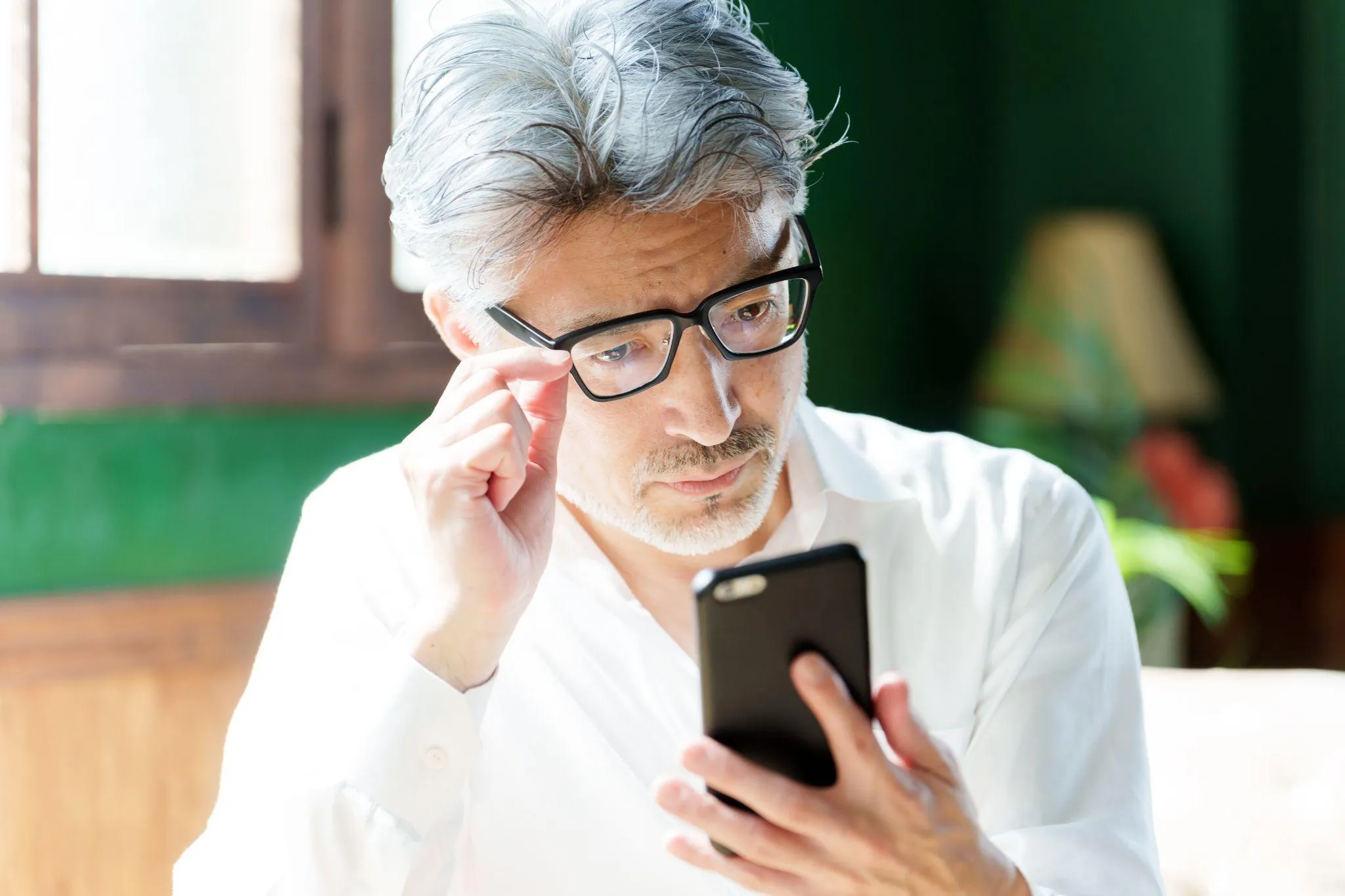 白内障とはどんな病気?見え方や症状・原因・治療法も紹介