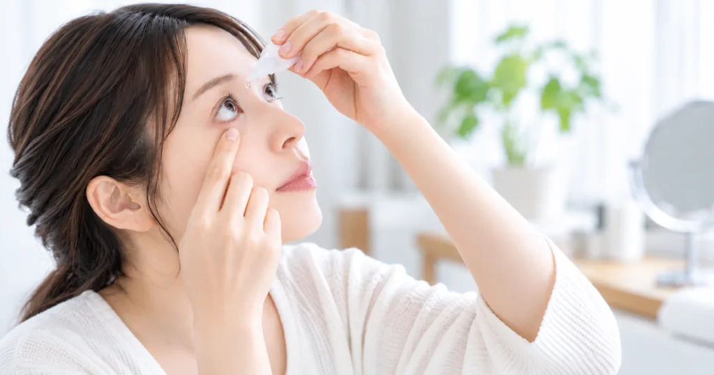 目薬を点眼している女性のイメージ
